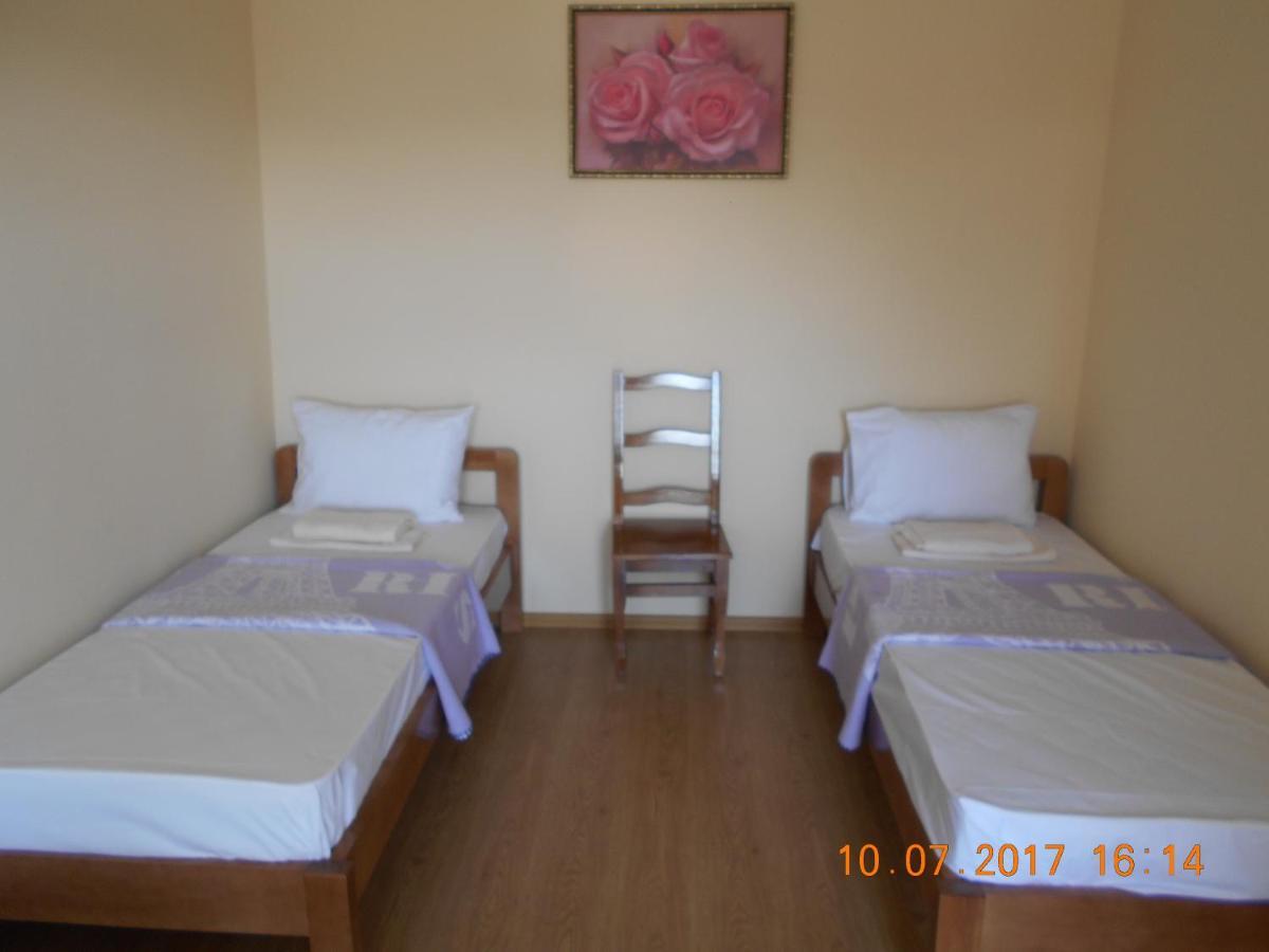 Lastochka Hotel Zaliznyy Port Bagian luar foto