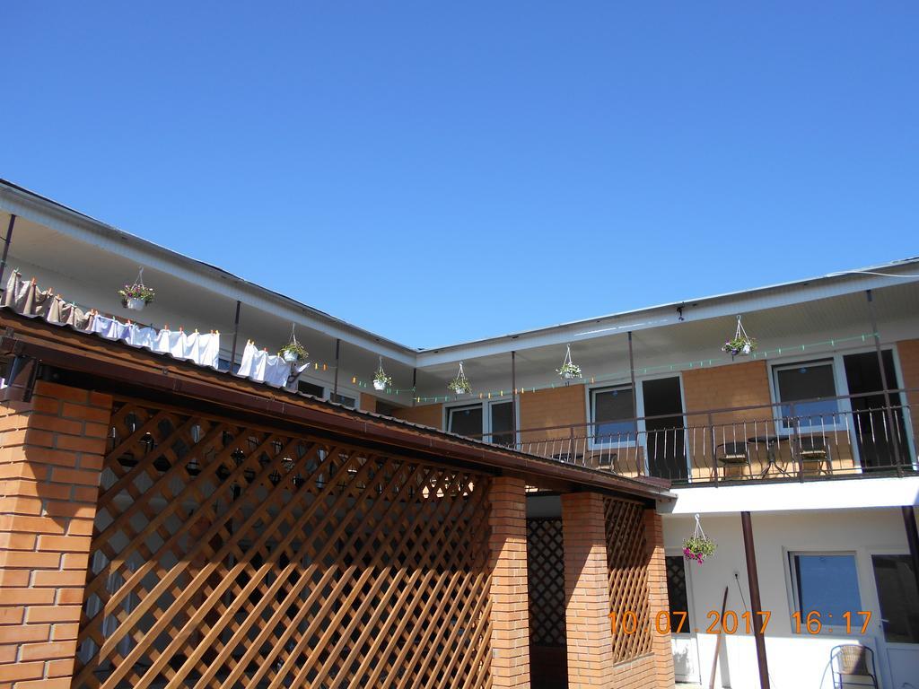 Lastochka Hotel Zaliznyy Port Bagian luar foto