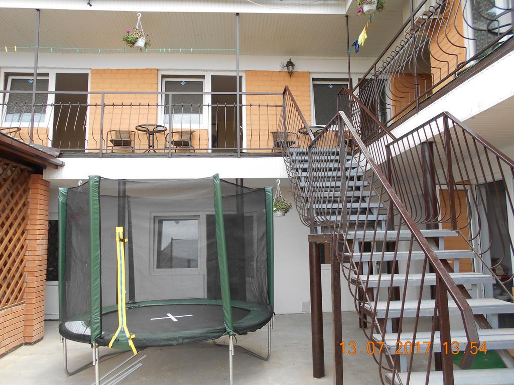 Lastochka Hotel Zaliznyy Port Bagian luar foto
