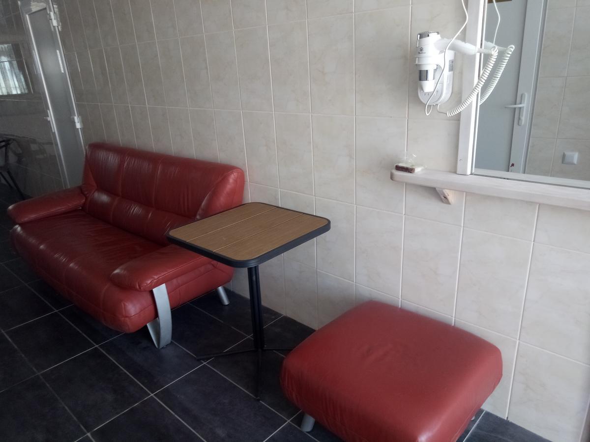 Lastochka Hotel Zaliznyy Port Bagian luar foto