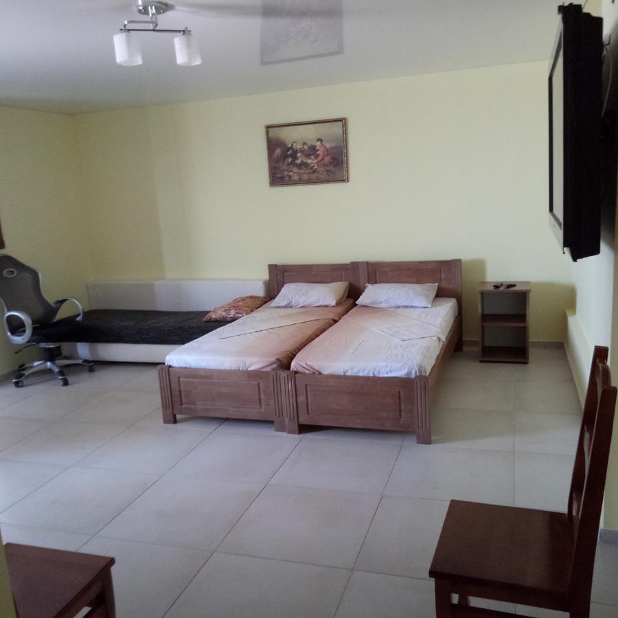 Lastochka Hotel Zaliznyy Port Bagian luar foto
