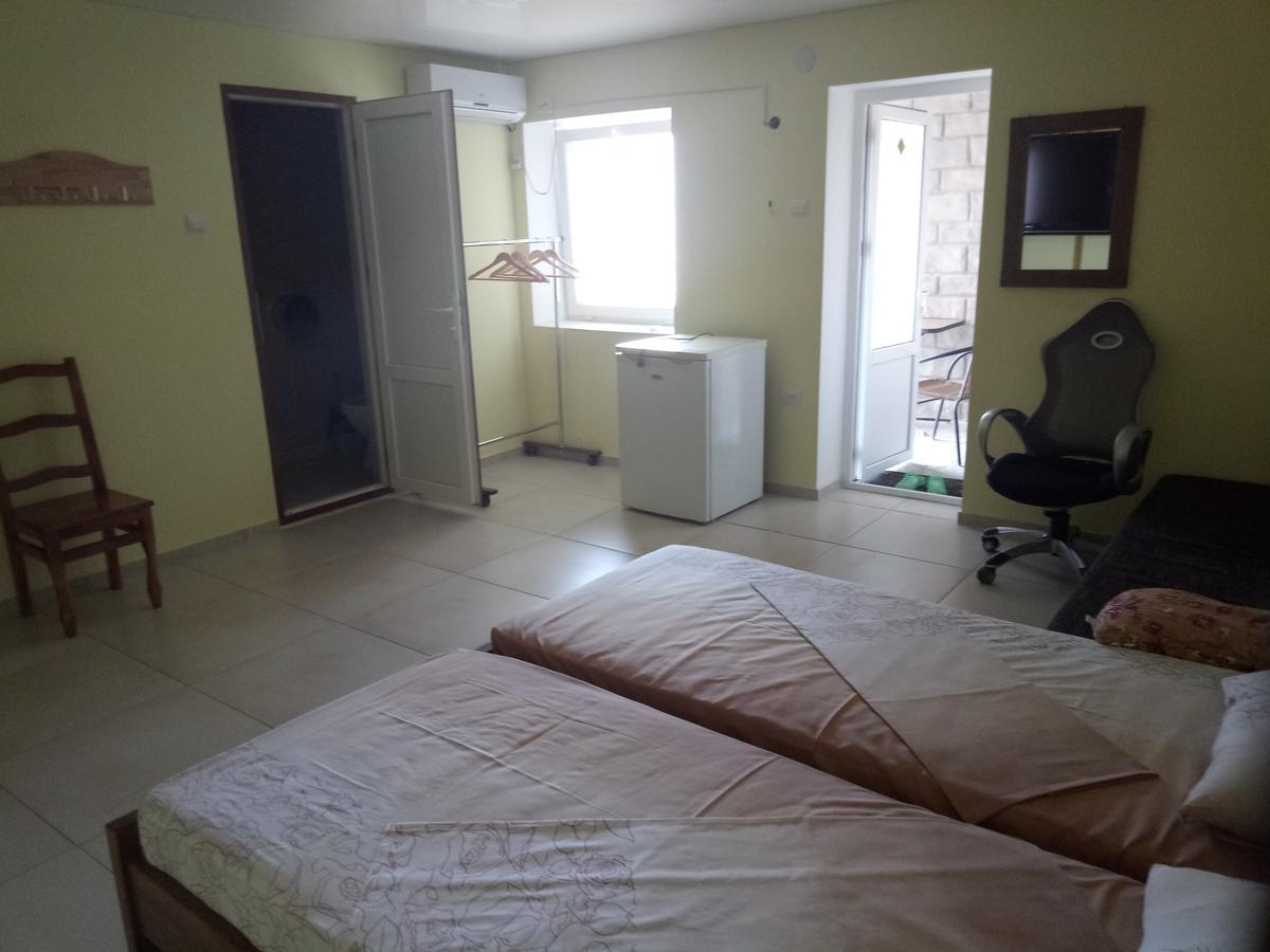 Lastochka Hotel Zaliznyy Port Bagian luar foto