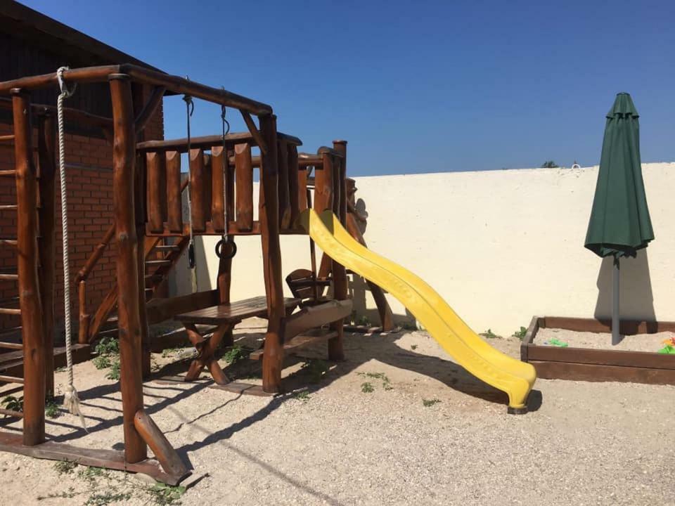 Lastochka Hotel Zaliznyy Port Bagian luar foto
