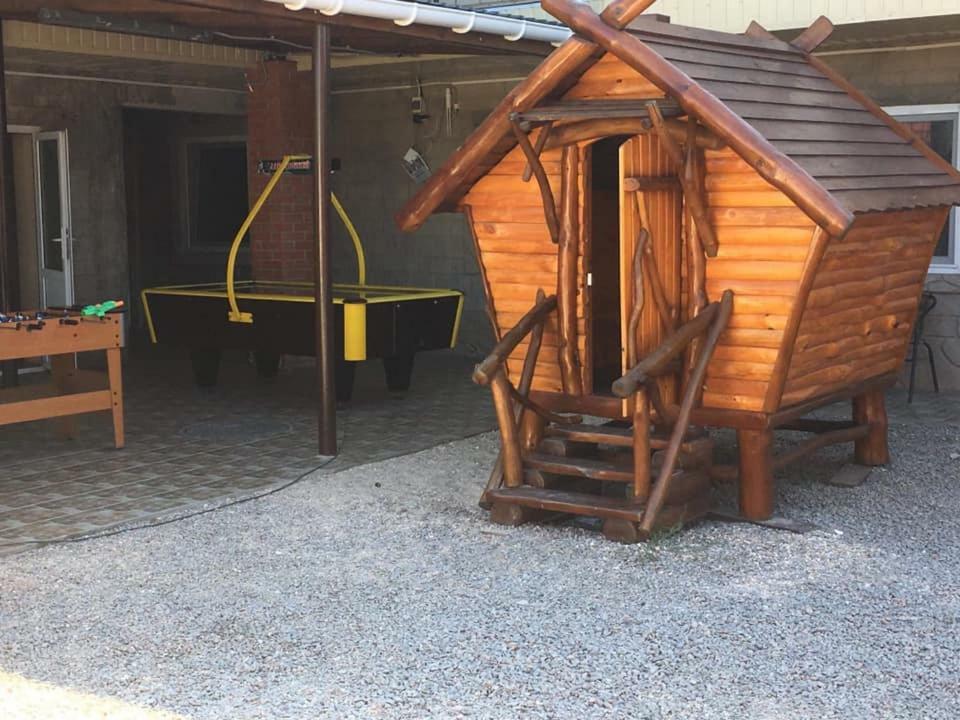 Lastochka Hotel Zaliznyy Port Bagian luar foto