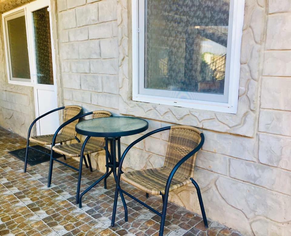 Lastochka Hotel Zaliznyy Port Bagian luar foto