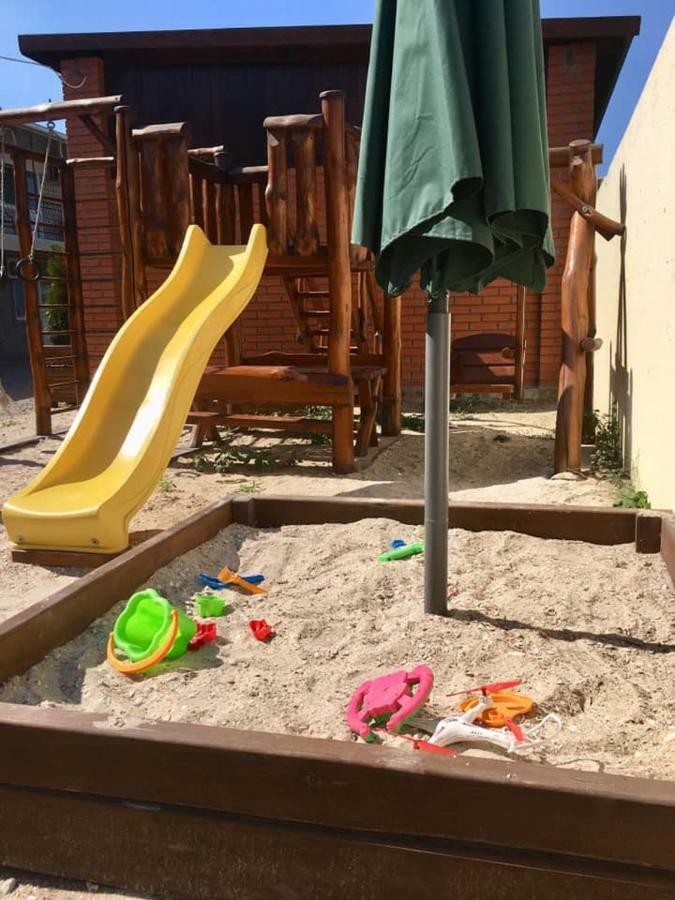 Lastochka Hotel Zaliznyy Port Bagian luar foto
